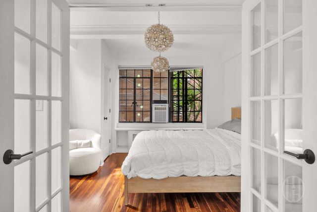 320 E 42nd St Apt 718, New York City, NY 10017