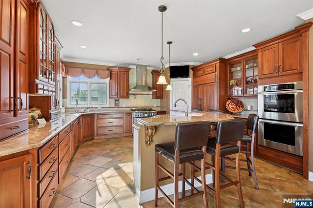 108 Hamilton Trail, Totowa, NJ 07512