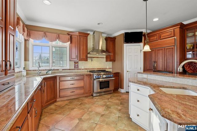 108 Hamilton Trail, Totowa, NJ 07512