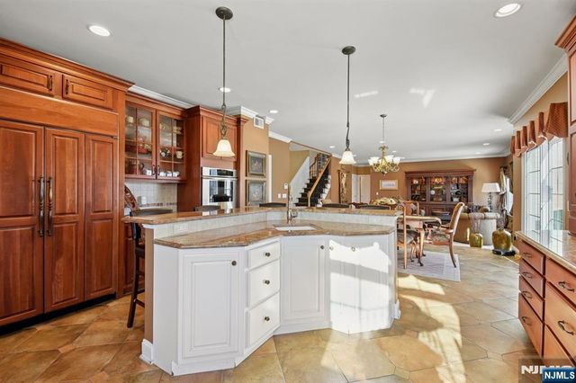 108 Hamilton Trail, Totowa, NJ 07512