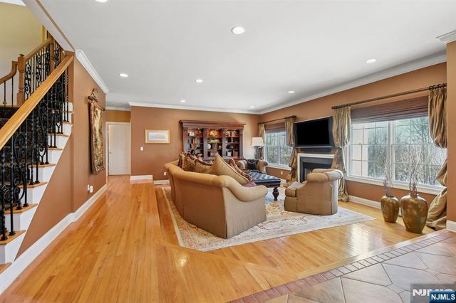 108 Hamilton Trail, Totowa, NJ 07512