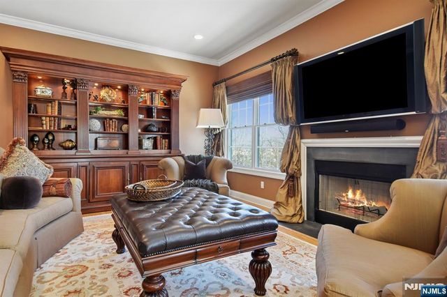 108 Hamilton Trail, Totowa, NJ 07512