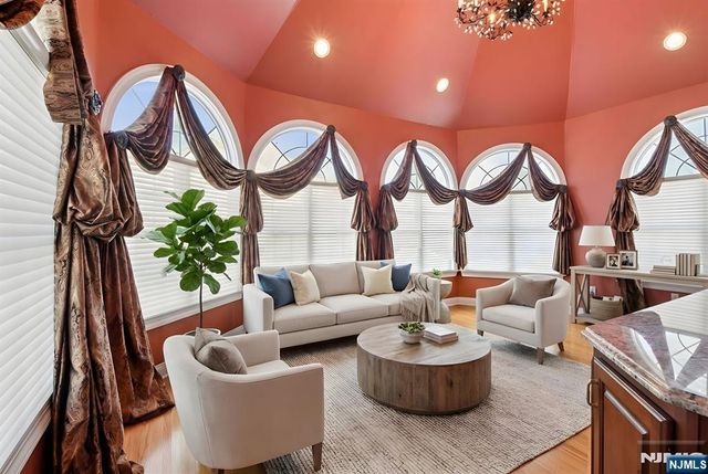 108 Hamilton Trail, Totowa, NJ 07512