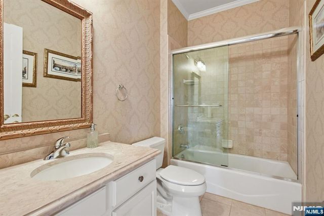 108 Hamilton Trail, Totowa, NJ 07512