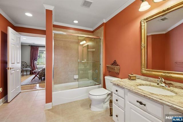 108 Hamilton Trail, Totowa, NJ 07512