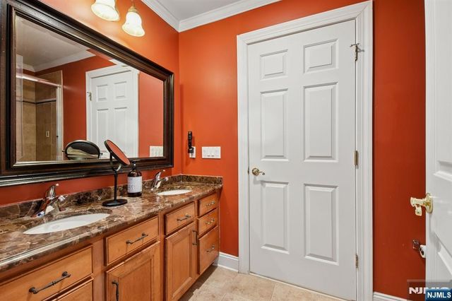 108 Hamilton Trail, Totowa, NJ 07512