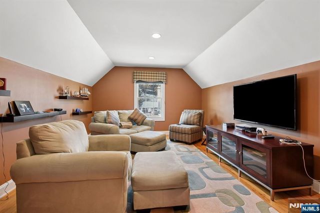 108 Hamilton Trail, Totowa, NJ 07512