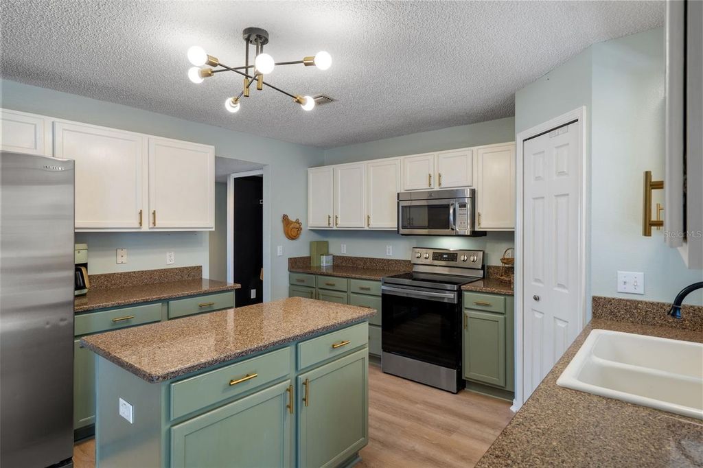 Image 15 of property listing at 11258 LOMITA WREN ROAD, Weeki Wachee, FL 34614