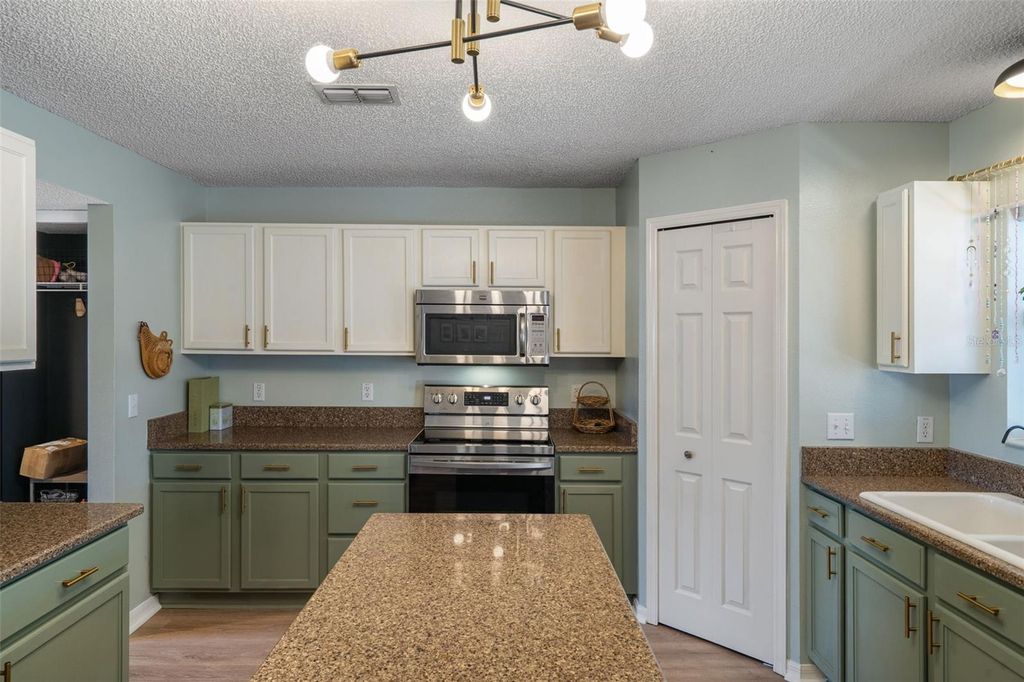 Image 17 of property listing at 11258 LOMITA WREN ROAD, Weeki Wachee, FL 34614