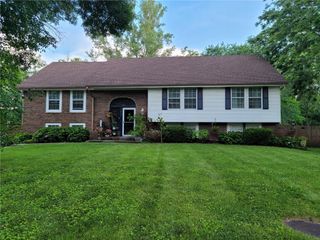 600 NE Sunny Creek Lane, Blue Springs, MO 64014