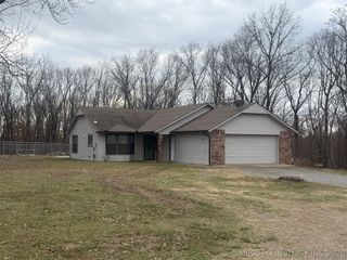 19865 E 769 Road, Tahlequah, OK 74464