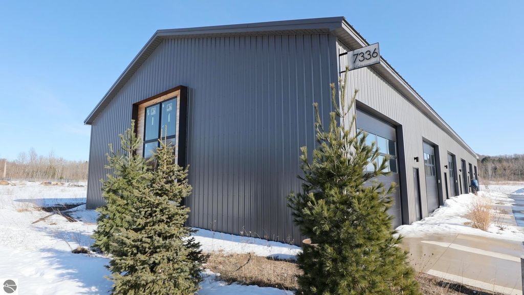 Image 18 of property listing at 7336 E Duck Lake Road # 4, Lake Leelanau, MI 49653