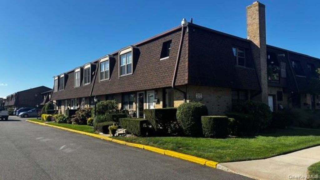 331 Mariners Way, Copiague, NY 11726 — exterior