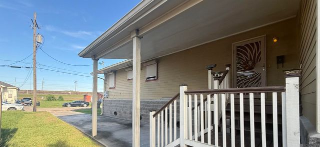 6350 Pauline Dr, New Orleans, LA 70126