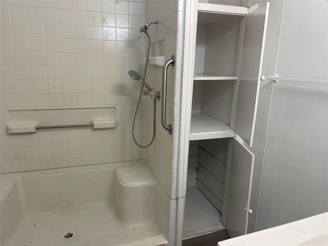 407 N Magnolia Street, Highlands, TX 77562