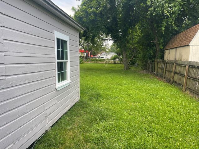 407 N Magnolia Street, Highlands, TX 77562