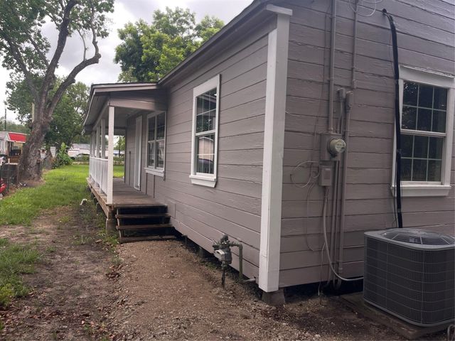 407 N Magnolia Street, Highlands, TX 77562