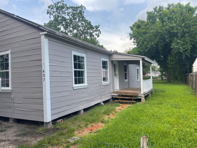 407 N Magnolia Street, Highlands, TX 77562