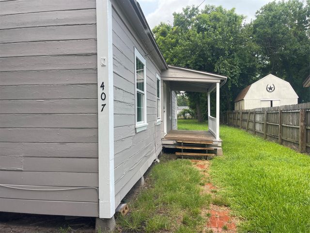 407 N Magnolia Street, Highlands, TX 77562