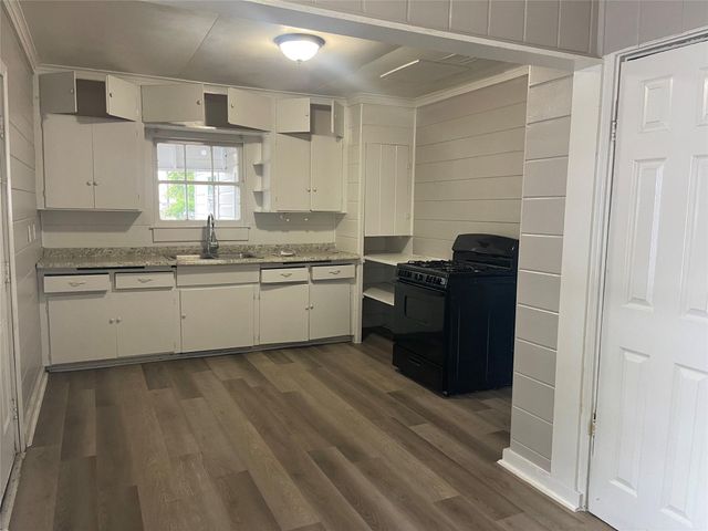407 N Magnolia Street, Highlands, TX 77562