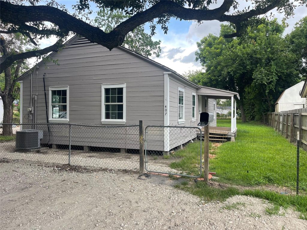 407 N Magnolia Street, Highlands, TX 77562