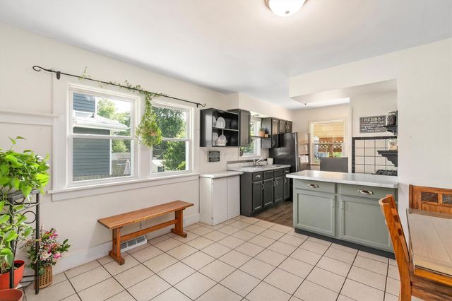 2206 E 13th Street, Des Moines, IA 50316