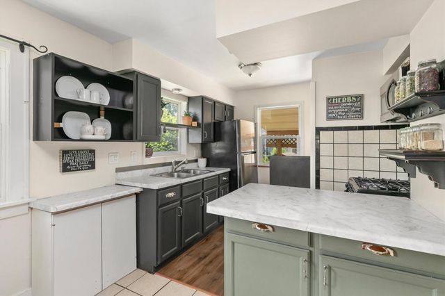2206 E 13th Street, Des Moines, IA 50316