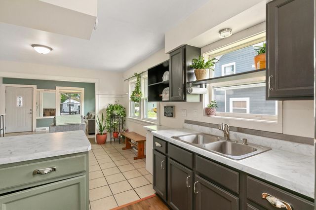 2206 E 13th Street, Des Moines, IA 50316