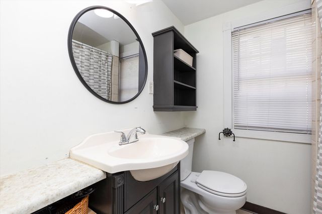 2206 E 13th Street, Des Moines, IA 50316