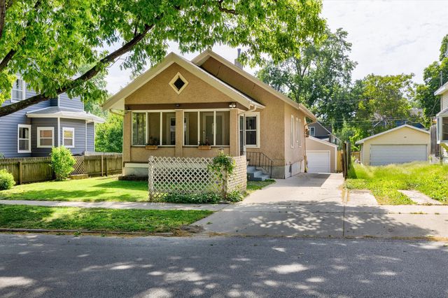 2206 E 13th Street, Des Moines, IA 50316