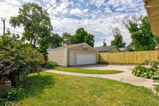 2206 E 13th Street, Des Moines, IA 50316