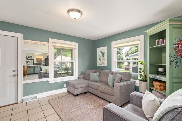 2206 E 13th Street, Des Moines, IA 50316