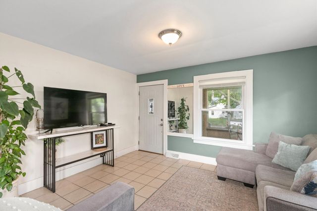 2206 E 13th Street, Des Moines, IA 50316