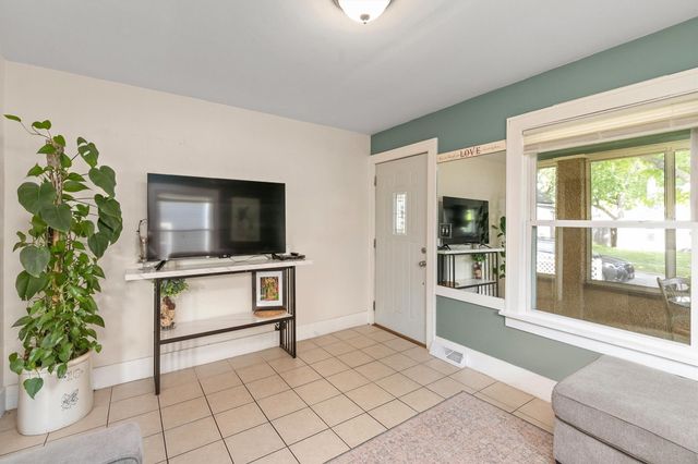 2206 E 13th Street, Des Moines, IA 50316
