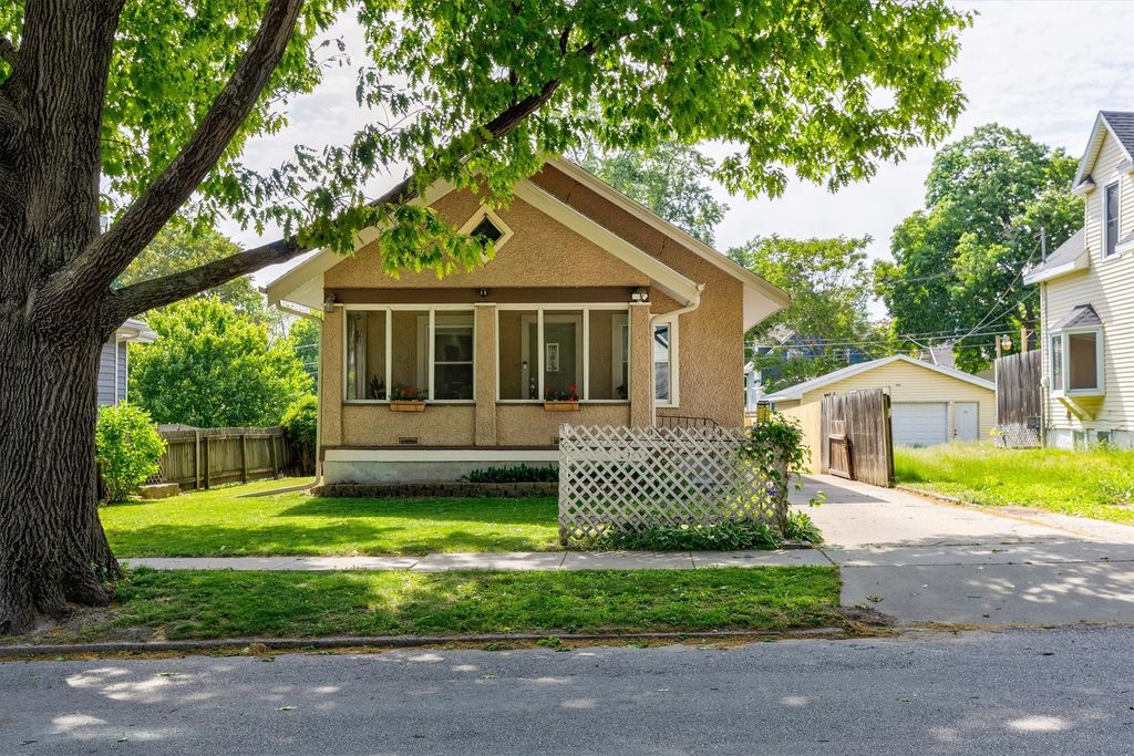 2206 E 13th Street, Des Moines, IA 50316