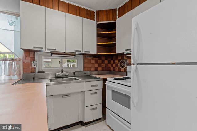 14 VISTA RD, Levittown, PA 19057