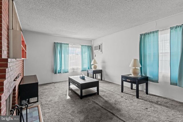 14 VISTA RD, Levittown, PA 19057