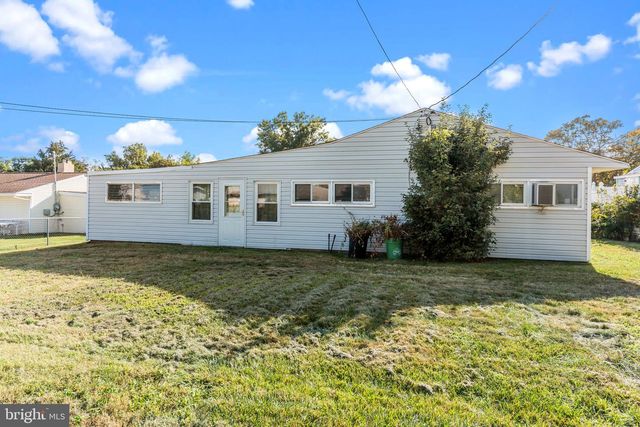 14 VISTA RD, Levittown, PA 19057