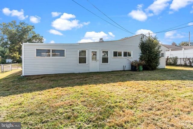 14 VISTA RD, Levittown, PA 19057