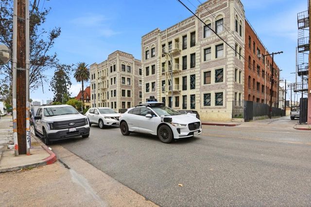 2121 James M Wood Boulevard 322, Los Angeles, CA 90006