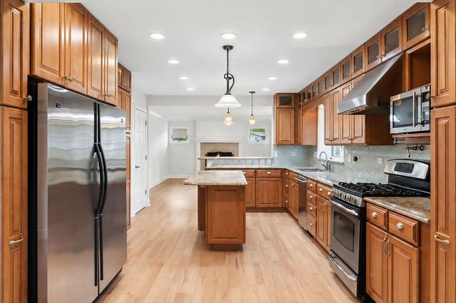 925 Lancaster Avenue, Downers Grove, IL 60516