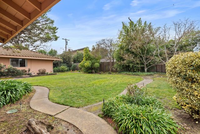 6140 Holstein Way, Sacramento, CA 95831