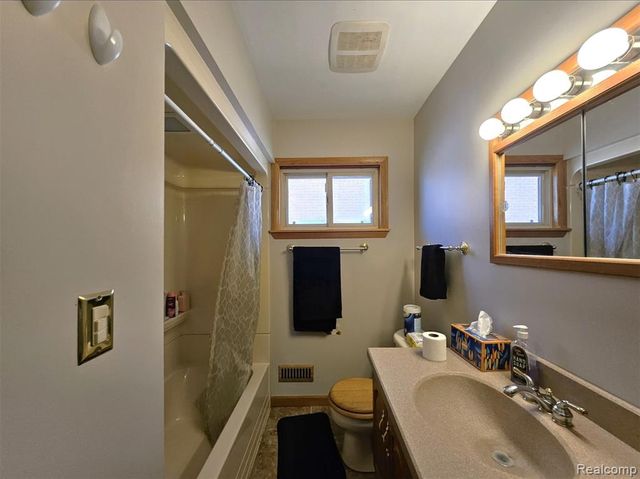 16830 S Stephens Drive, Eastpointe, MI 48021