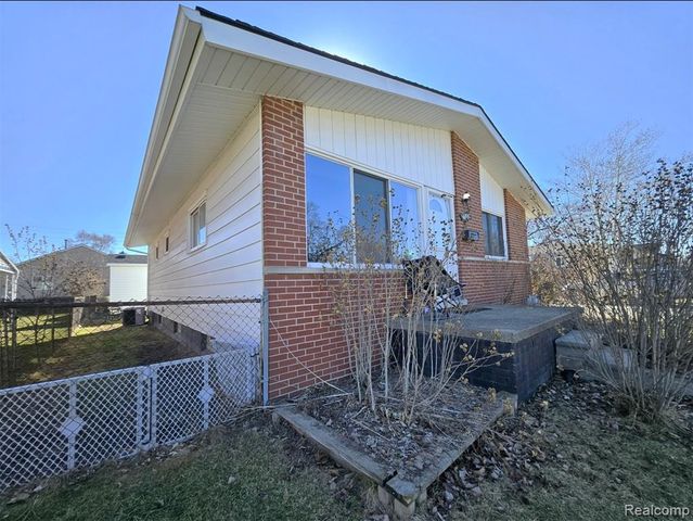 16830 S Stephens Drive, Eastpointe, MI 48021