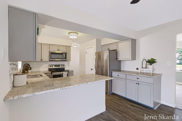 5543 Edgelawn Drive SE, Kentwood, MI 49508