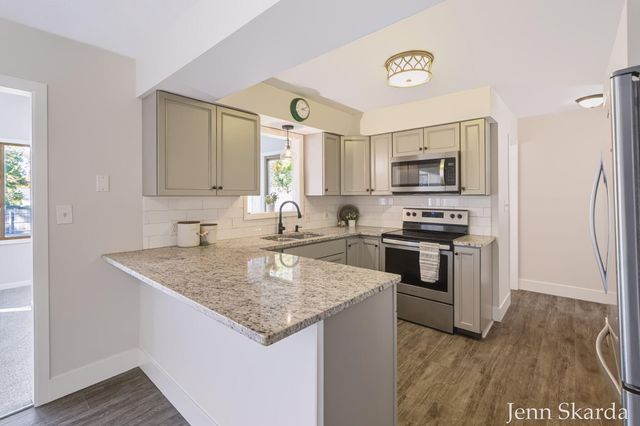 5543 Edgelawn Drive SE, Kentwood, MI 49508