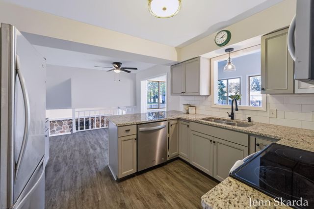 5543 Edgelawn Drive SE, Kentwood, MI 49508