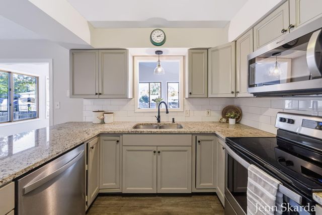 5543 Edgelawn Drive SE, Kentwood, MI 49508