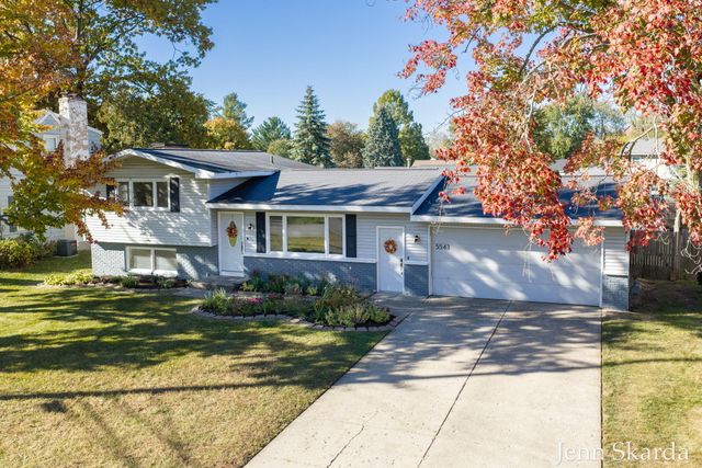 5543 Edgelawn Drive SE, Kentwood, MI 49508