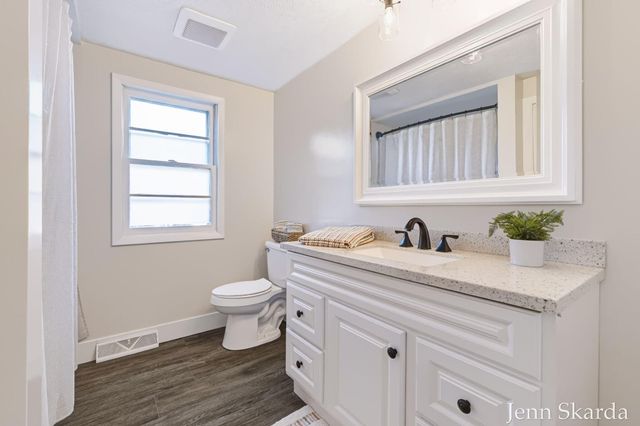 5543 Edgelawn Drive SE, Kentwood, MI 49508